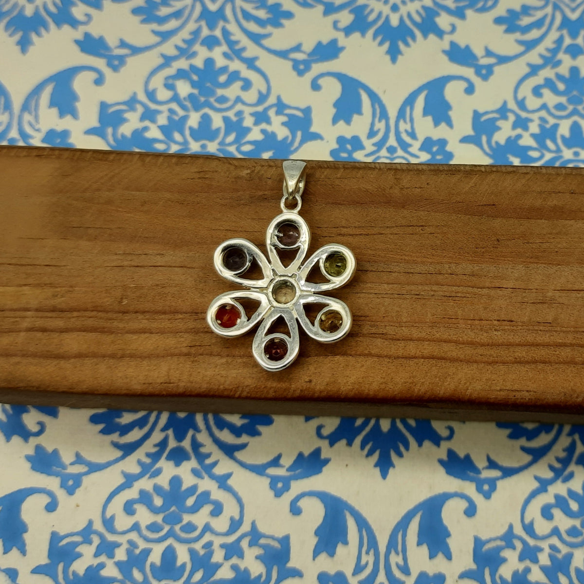 7 Chakra Flower Design Pendant 925 Sterling Silver – Spiritual Harmony & Energy Alignment Boho Talisman
