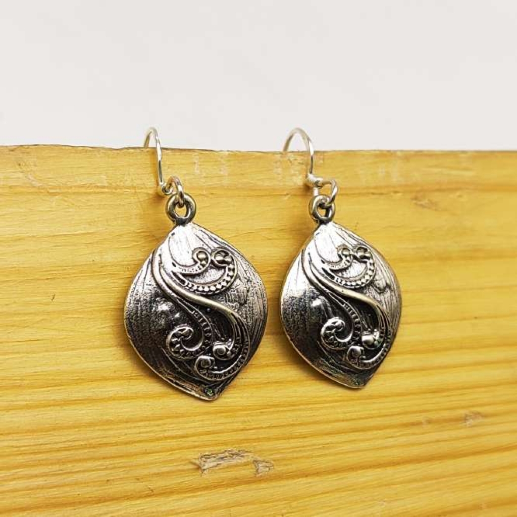 925 Sterling Silver Cushion With Leaf Design Earring